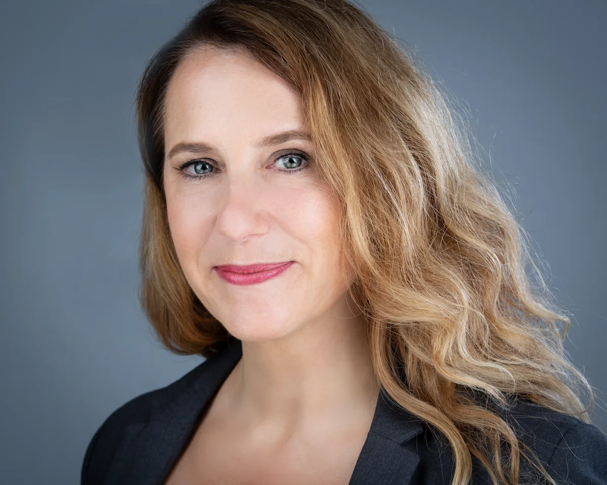 Businessportrait einer Frau mit neutralem Hintergrund