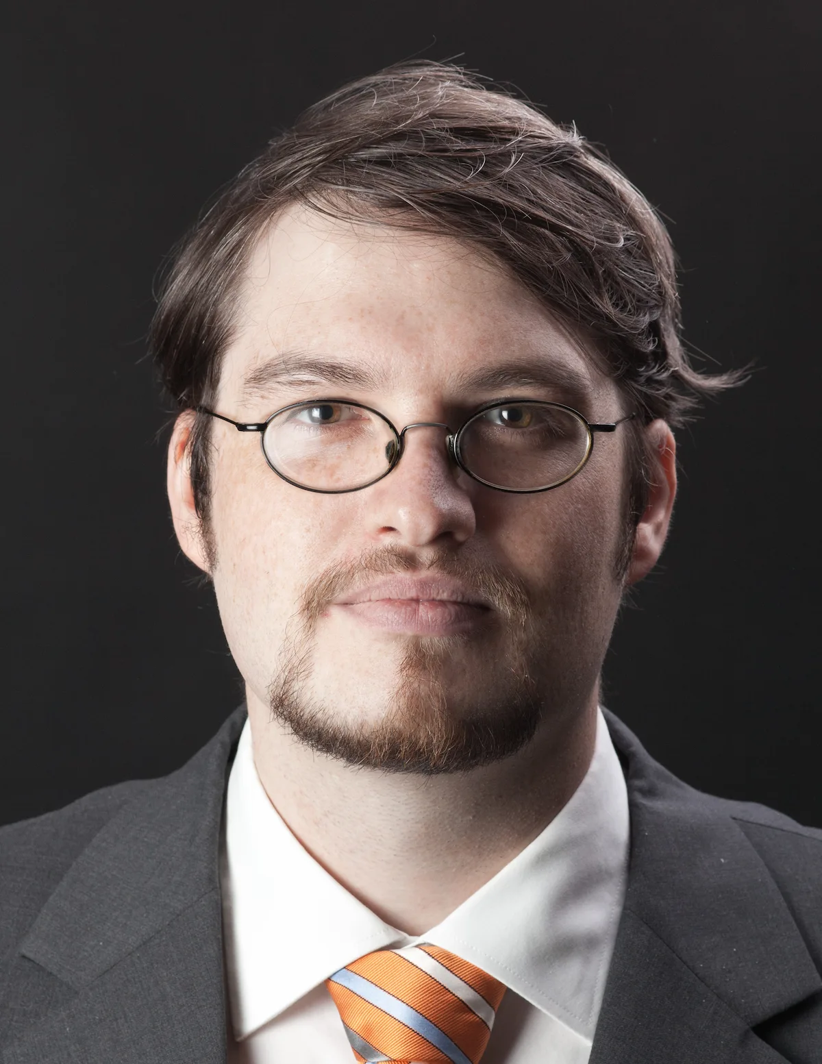 Männliches Bewerbungsfoto mit Brille und Krawatte