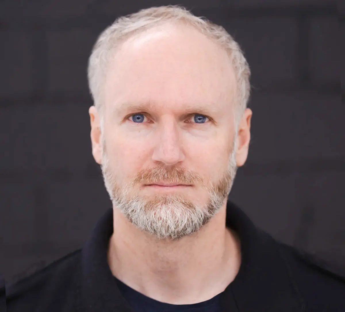 Selbstständiger Fotograf mit professionellem Portrait bei natürlichem Licht