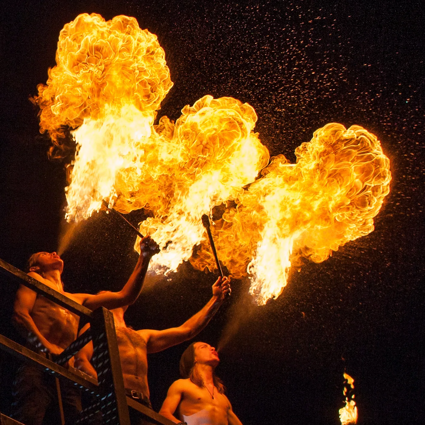 Editorial-Fotoshooting feuerspeihender Artisten