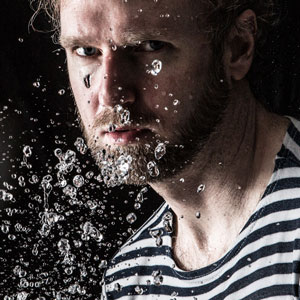 Künstlerportrait mit dramatischer Beleuchtung