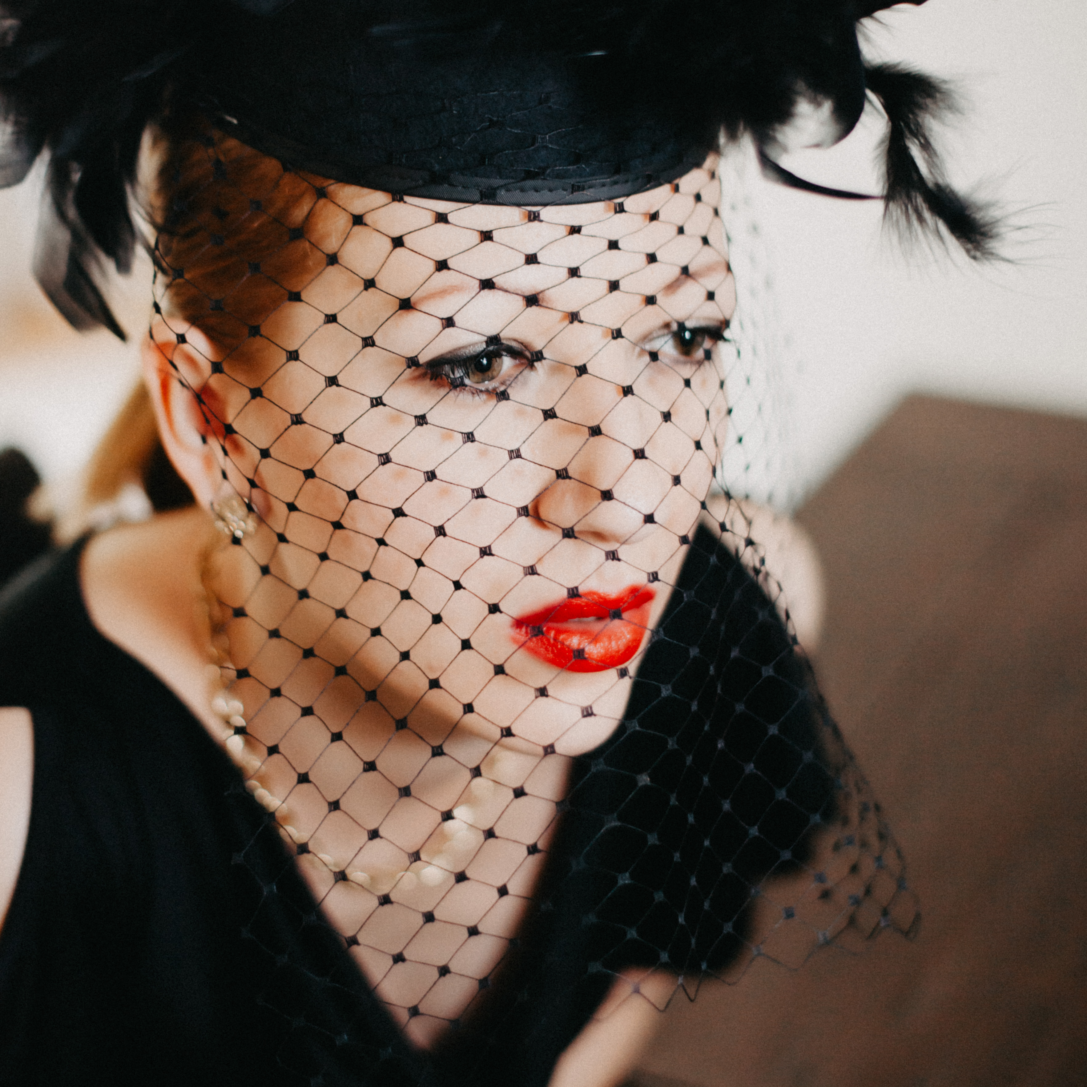 Ästhetisches Portrait einer Frau mit Schleier im Gesicht