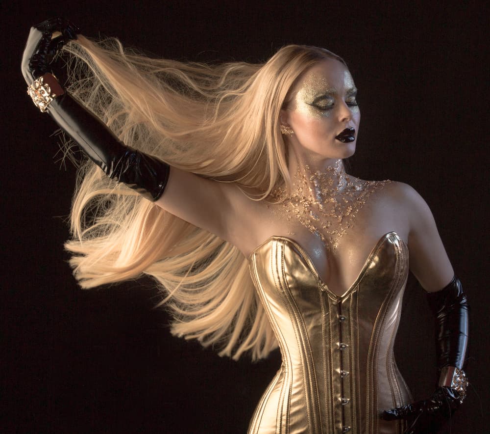 Intimes Portrait einer Frau im goldenen Korsett