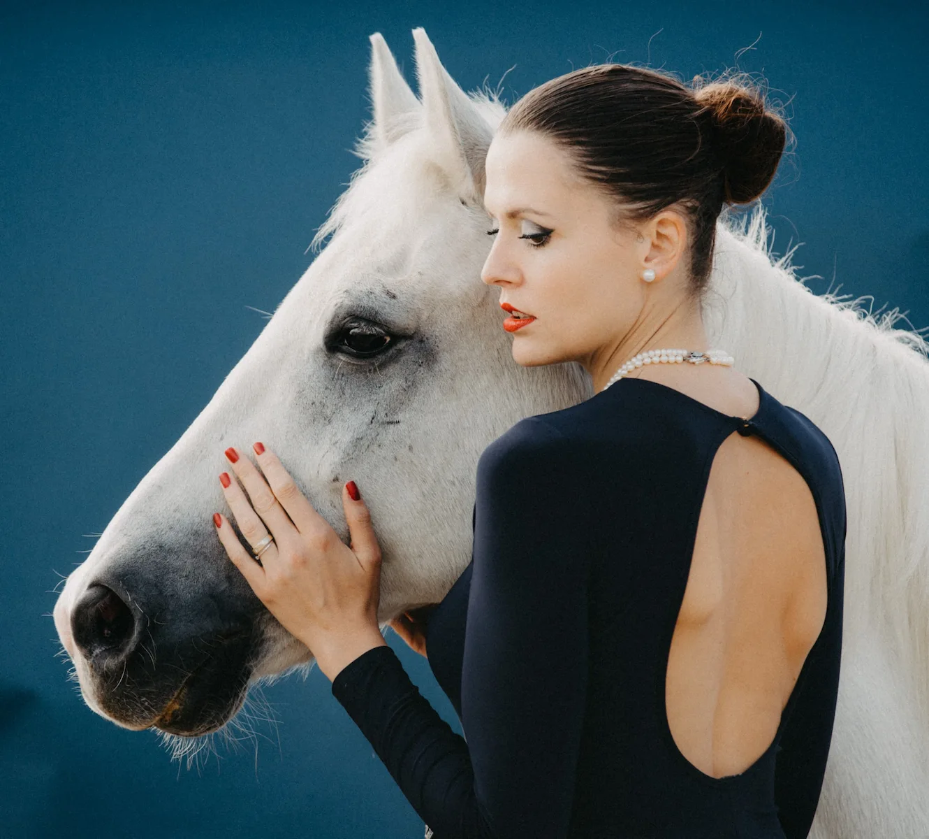 Zeitloses Portrait einer Frau mit Pferd in natürlichem Licht