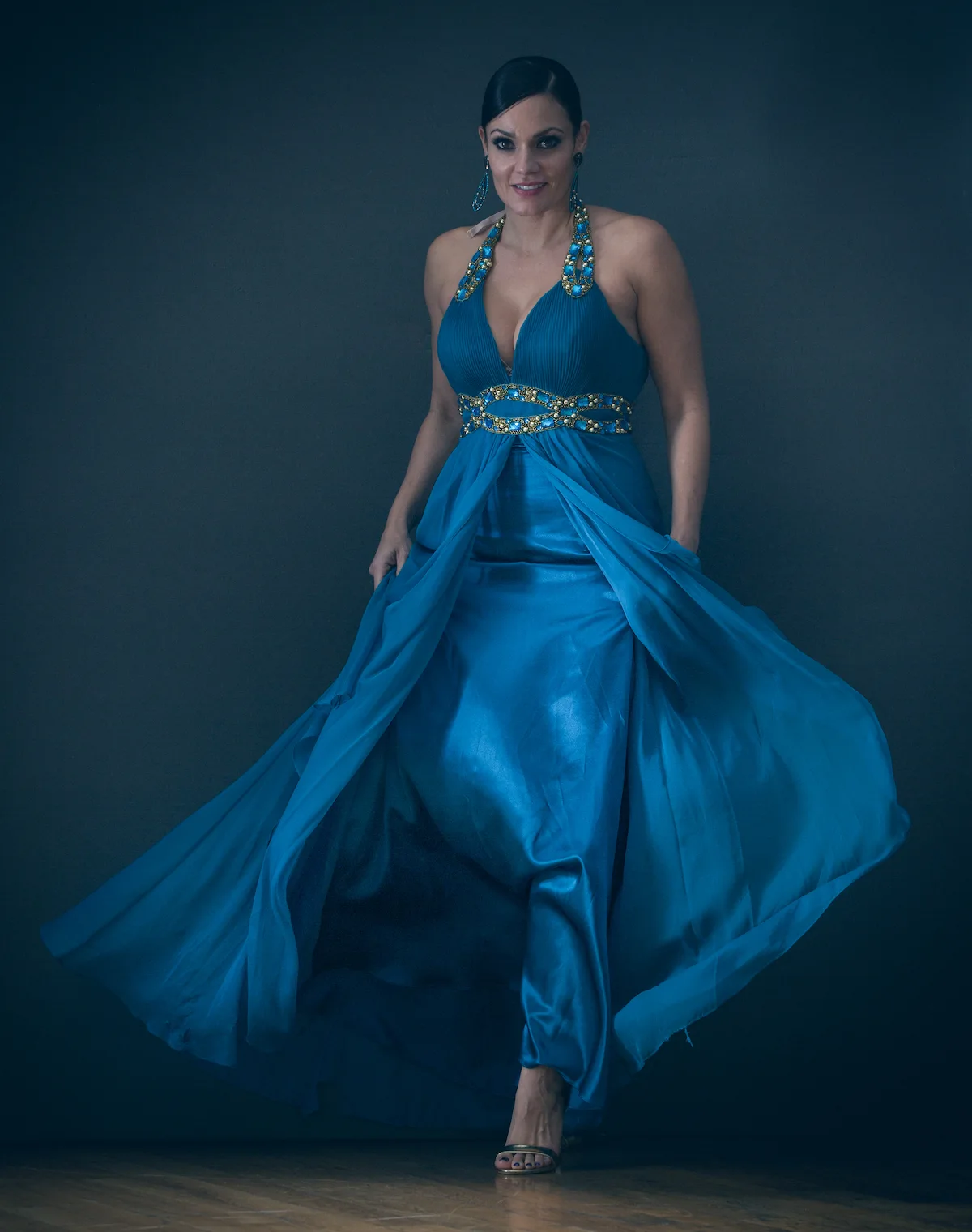 Portrait einer Tänzerin im blauen Kleid