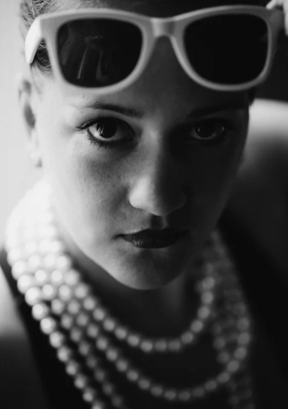 Künstlerisch inszeniertes natürliches schwarzweiss Portrait